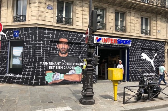 intersport et sa devanture rue rivoli